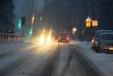 Bielsko-Biała: atak zimy na drogach, policjanci musieli pilotować... piaskarki