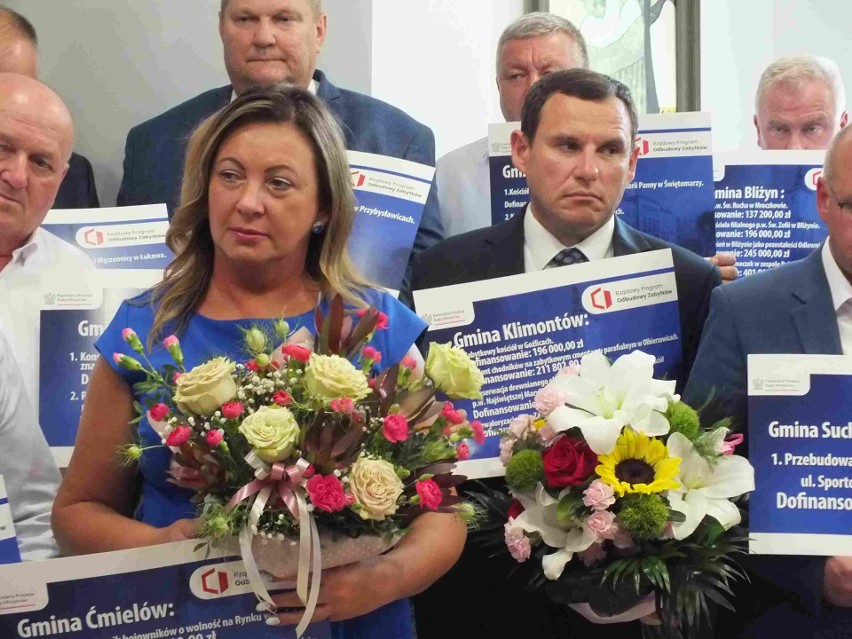 Joanna Suska, burmistrz Ćmielowa odebrała czek z rąk poseł...