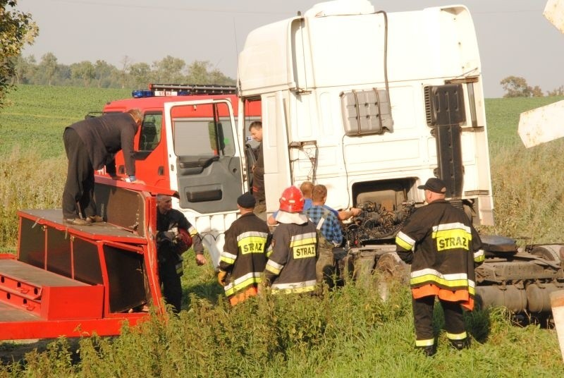 Zderzenie pociągu z samochodem w Mełnie: 4 osoby ranne (zdjęcia, wideo)