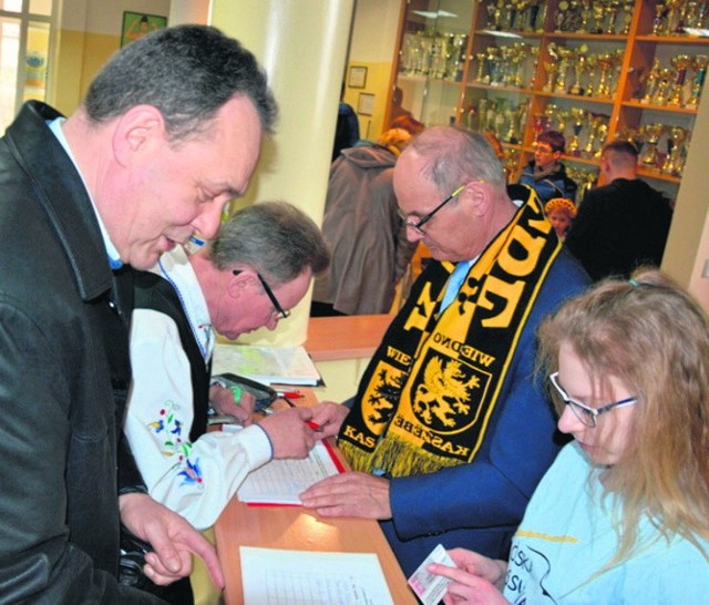 Podpisy zbierał m.in. prezes Zbigniew Jarecki