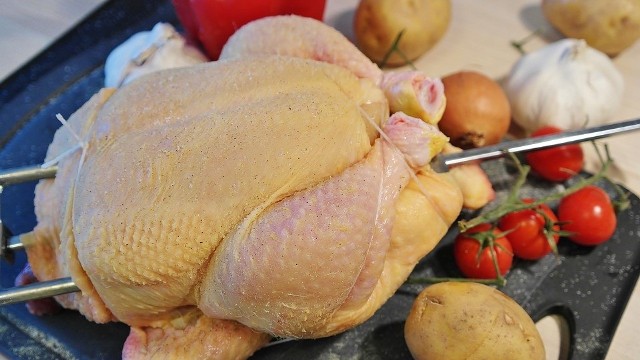 Mięso - np. kurczak - bez antybiotyków to częsta reklama w marketach