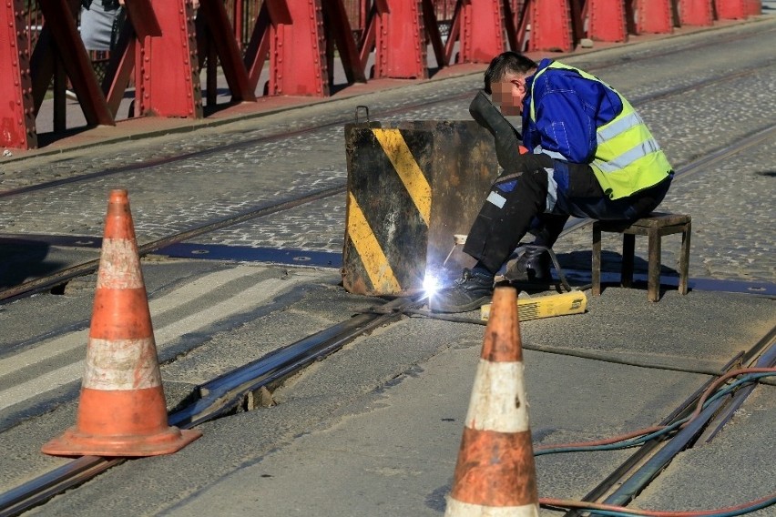 Pękła szyna torowiska tramwajowego w centrum Wrocławia. Podróż może się wydłużyć [ZDJĘCIA]