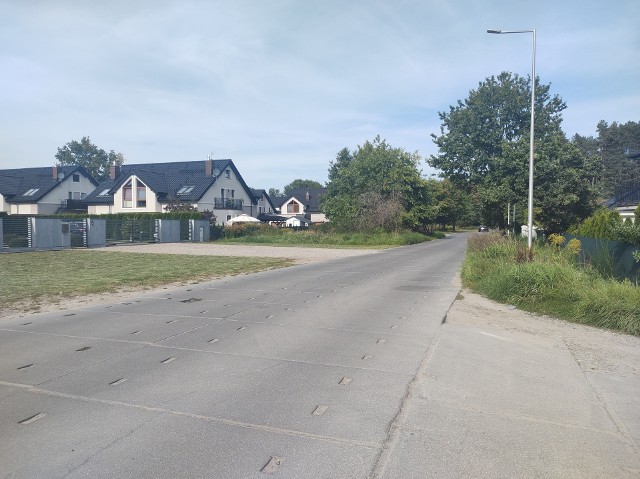 Ulica Dębowa w Koszalinie to istotna arteria komunikacyjna nie tylko dla mieszkańców Rokosowa, łącząca ulicę Wojska Polskiego z ulicą Zwycięstwa.