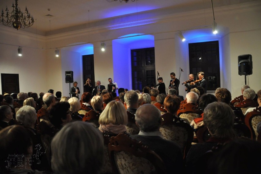 Ludowy Dancing z "Tęgimi Chłopami" w szydłowieckim Muzeum Ludowych Instrumentów Muzycznych