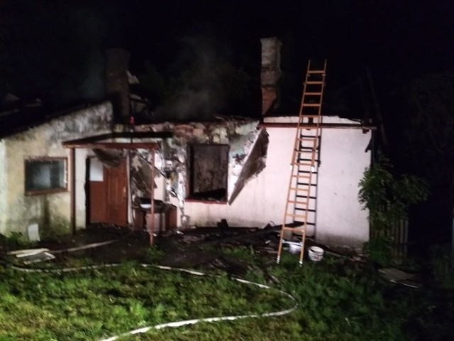 Ciała dwóch mężczyzn znaleźli strażacy w zgliszczach spalonego domu w miejscowości Teodorów w gminie Działoszyce (powiat pińczowski).>>>ZOBACZ SZCZEGÓŁY NA KOLEJNYCH SLAJDACH