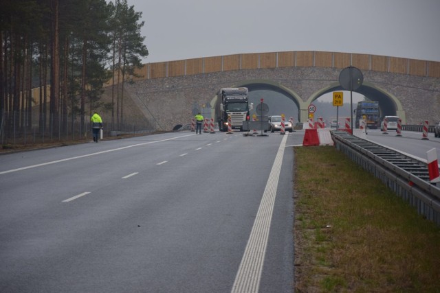 W czwartek (20 grudnia) oddano do ruchu drugą jezdnię drogi ekspresowej S3 na odcinku Niedoradz – Nowa Sól. To był już ostatni odcinek S3 realizowany na terenie województwa lubuskiego.Uroczyste otwarcie ostatniego lubuskiego odcinka drogi S3 odbyło się o kilka minut po godz. 10.30. Do ruchu oddano drugą jezdnię drogi S3 na odcinku od węzła Niedoradz do Nowej Soli (skrzyżowanie z drogą 283) o długości 17,3 km. Wartość kontraktu to 212 mln zł. Inwestycja została dofinansowana ze środków Unii Europejskiej w ramach programu Infrastruktura i Środowisko.Na otwarciu byli obecni przedstawiciele firmy Budimex, która jest wykonawcą tego odcinka drogi, oraz władz krajowych i samorządowych. Jak podkreśliła Elżbieta Rafalska, minister rodziny, pracy i polityki społecznej, droga ta jest niezwykle ważna dla poprawy nie tylko komfortu podróżnych, ale i bezpieczeństwa. Przestrzegła jednak, że droga ekspresowa stwarza też pokusę do szybszej jazdy i zaapelowała do kierowców o zachowanie rozwagi i zwiększoną czujność.S3 w lubuskim kompletnaCzwartkowe otwarcie oznacza niemal finisz prac przy budowie drogi ekspresowej S3 w województwie lubuskim. Odcinek od węzła Niedoradz do Nowej Soli jest ostatnim, który został dostosowany do przekroju dwujezdniowego, umożliwiając tym samym bezpieczny i komfortowy przejazd przez całe województwo. Kropką nad „i” będzie zakończenie prac przy budowie drugiego mostu na Odrze na wysokości Cigacic. Jego uruchomienie planowane jest w drugiej połowie 2019 roku.S3 od morza aż do CzechLubuski fragment S3 to środkowy odcinek tej drogi na terenie Polski. W województwach ościennych zachodniopomorskim i dolnośląskim znaczna część trasy została już udostępniona kierowcom. W zachodniopomorskim prace trwają jeszcze między Szczecinem a Świnoujściem, w realizacji jest obecnie ponad 40 km trasy na odcinkach Brzozowo – Miękowo i Miękowo – Rzęśnica, roboty budowlane na tych odcinkach ruszą wiosną przyszłego roku, a ich zakończenie nastąpi w 2021 roku. W przygotowaniu jest ostatni fragment S3 w województwie Zachodniopomorskim - Świnoujście – Troszyn o długości 33 km. W przyszłym roku planowane jest ogłoszenie przetargu na realizację tego odcinka.Natomiast w woj. dolnośląskim, jedynie poza ok. 14-kilometrowym odcinkiem w. Kaźmierzów - w. Lubin Północ, trasa do Bolkowa została już udostępniona do ruchu. Wykonawca tego odcinka deklaruje, że do końca 2018 r. planuje uzyskać przejezdność, jednak postęp prac uzależniony jest od warunków atmosferycznych. Oddanie tego fragmentu pozwoli dojechać z północy aż za autostradę A4 do Bolkowa. Co ważne, na projekt i budowę pozostałego fragmentu trasy, do granicy z Czechami, umowa została już podpisana.Zobacz też: Gigantyczne korki na S3 po śmiertelnym wypadku między Nową Solą a Nowym Miasteczkiem. Zginęła w nim 27-letnia kobieta