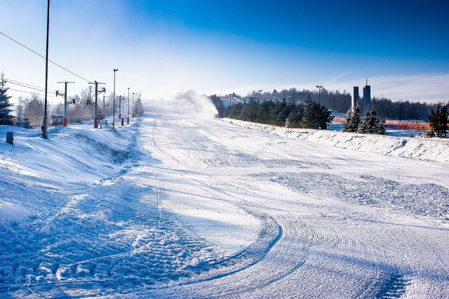 Zima w Górach Świętokrzyskich to nie tylko śnieg i zimowe sporty, to również okazja do odkrywania niezwykłych miejsc i korzystania z atrakcji w spokojniejszej atmosferze.CC BY-SA 4.0
