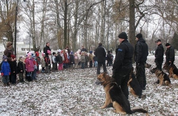 Policjanci przyszli do przedszkola z psami