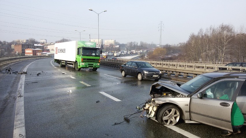 Zderzenie na DTŚ w Katowicach. Trasa jest przyblokowana