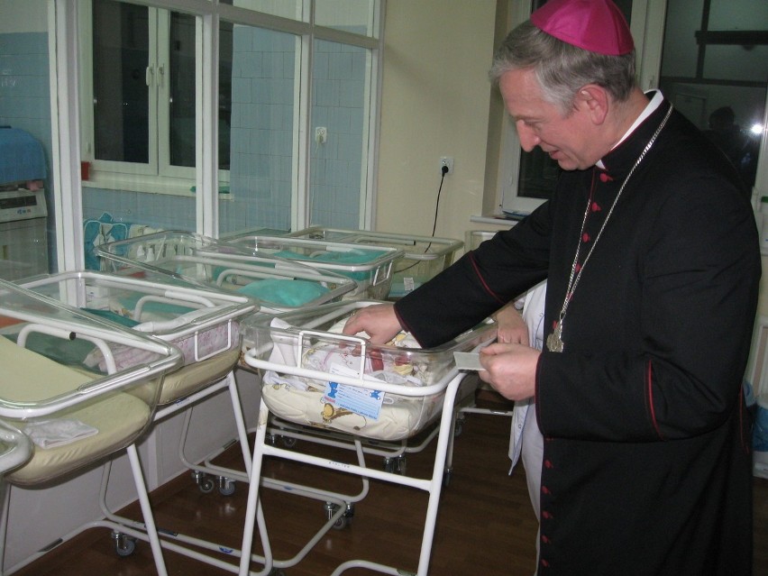 Biskup Ryszard Kasyna w bytowskim szpitalu