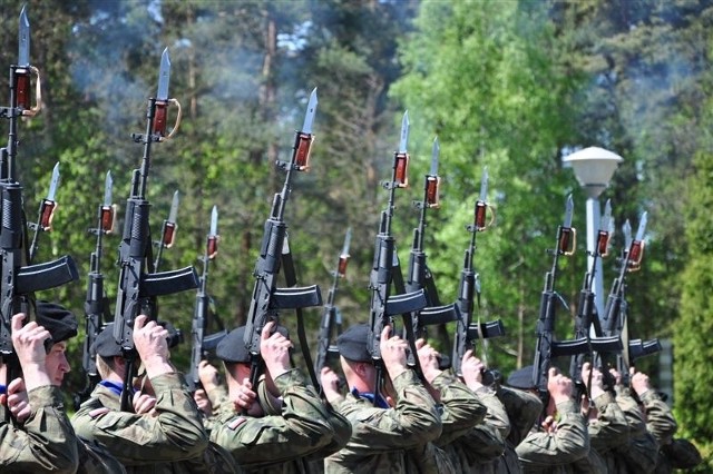 Kompania reprezentacyjna 11. Dywizji Kawalerii Pancernej oddała salwę honorową