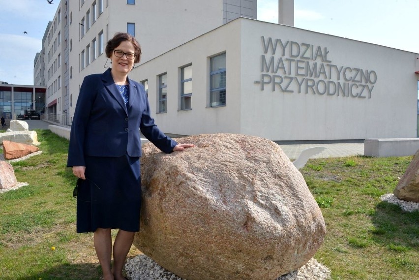Campus Uniwersytetu Jana Kochanowskiego w Kielcach bogatszy o lapidarium. Znalazły się w nim niezwykłe skały (WIDEO, ZDJĘCIA)