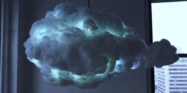 Lampa The Cloud zaprojektowana przez Richarda Clarksona. Lampa, która wywołuje burzę. Dosłownie (WIDEO)