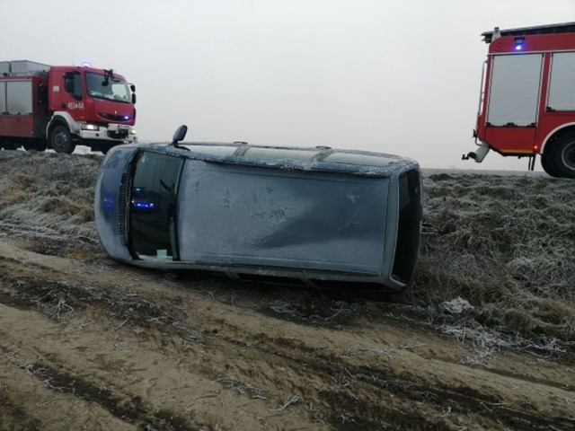 Na poboczu drogi leżał przewrócony samochód marki Ford, a w nim uwięzione osoby. Działania ratownicze prowadzili jednocześnie dwaj policjanci i przypadkowo przejeżdżający tamtędy kierowca