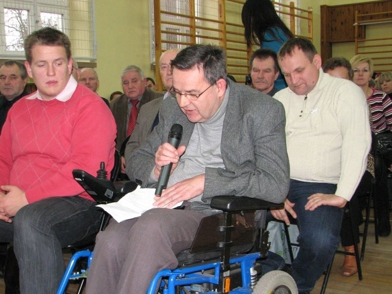 Od lewej, radni: Mateusz Lendzioszek, Krzysztof Listwon i...
