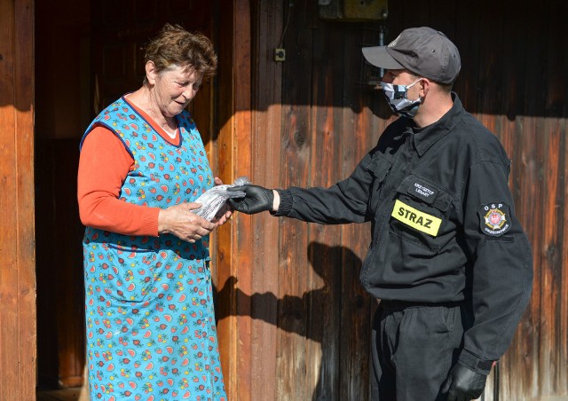 Strażacy z OSP Orzechowce pod Przemyślem rozdali w czwartek 400 maseczek ochronnych. Z inicjatywą wyszedł dyrektor Szkoły Podstawowej w Orzechowcach Bożena Ryczan. W szycie maseczek zaangażował się personel placówki oraz Koło Gospodyń Wiejskich. W kilka dni uszyto około 1500 maseczek. Materiał zapewnił wójt gminy Żurawicy Tomasz Szeleszczuk. Druhowie z OSP Orzechowce dostarczyli 400 maseczek po dwie sztuki do każdego domu.