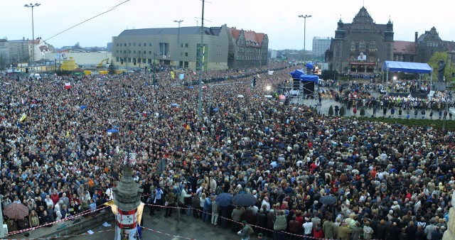 Na wiadomość o śmierci Jana Pawła II Polacy wyszli na ulice. Znicze i świece ustawiano nie tylko w Kościołach, ale i w miejscach związanych m.in. z pielgrzymkami papieża. Zobacz, jak wyglądały ulice tego dnia --->