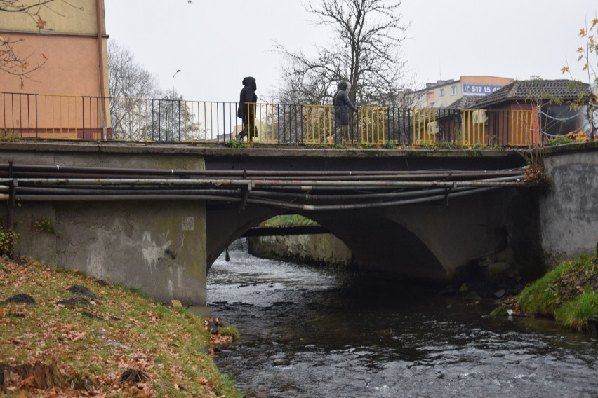 Pod mostem przepływa rzeka Studnica