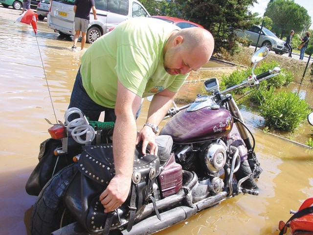 Woda zalała motocykl aż po kierownicę &#8211; mówi Mariusz Olechno (na zdjęciu). Teraz wszystkie maszyny trafiły do mechanika.