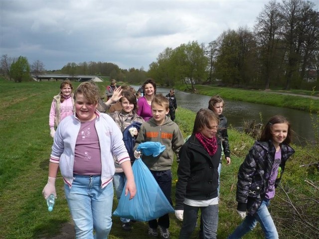 Wszyscy wyruszyli sprzątać okolice Iłżanki. Dzieciom udało się usunąć śmieci z dużego odcinka doliny rzecznej.