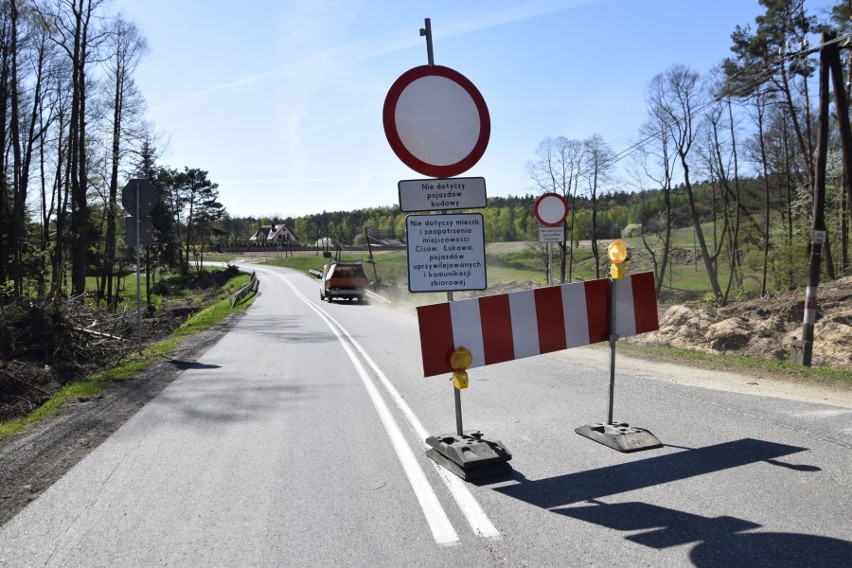 Budowa ważnej inwestycji drogowej w województwie. Zaczęli remontować drogę i zafundowali mieszkańcom Cisowa… 50-kilometrowy objazd