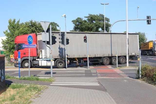 Tir potrącił rowerzystkę w Toruniu. Kobieta z obrażeniami ciała została odwieziona do szpitala.Do potrącenia rowerzystki doszło około godziny 16.30, gdy samochód ciężarowy skręcał z ulicy Skłodowskiej-Curie w ulicę Stanisława Szymańskiego, biegnącej w głąb Elany. - Ze wstępnych ustaleń wynika, że ciężarowa scania jechała ulicą Skłodowskiej-Curie w kierunku centrum - informuje Wioletta Dąbrowska z toruńskiej policji. - W tym samym kierunku ścieżką rowerową podążała rowerzystka. W pewnym momencie kierowca tira podjął manewr skrętu w prawo w ulicę Szymańskiego i kobieta poruszająca się rowerem uderzyła w tylne koła naczepy.Ranna rowerzystka z obrażeniami ciała została przewieziona do szpitala. 44-letni kierowca ciężarówki był trzeźwy. To już kolejny w ostatnim czasie wypadek z udziałem rowerzystki. Do tragicznego wypadku doszło 4 czerwca na Szosie Lubickiej. Osobowy hyundai uderzył w rowerzystkę, która przejeżdżała przez jezdnię. 52-latka poniosła śmierć na miejscu.