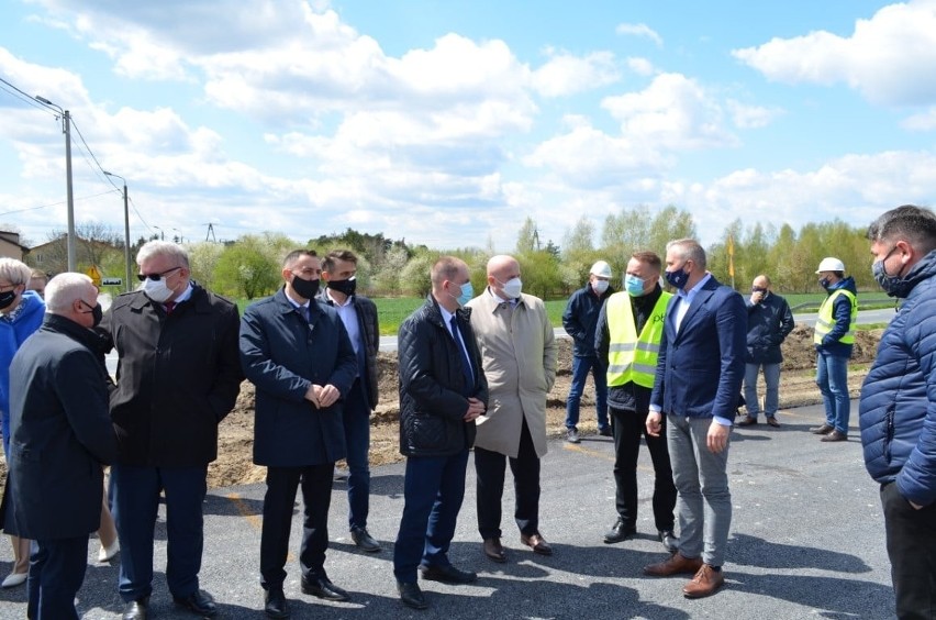 Rozbudowa drogi wojewódzkiej Chodel–Kraśnik nabiera kształtów. Zobacz zdjęcia