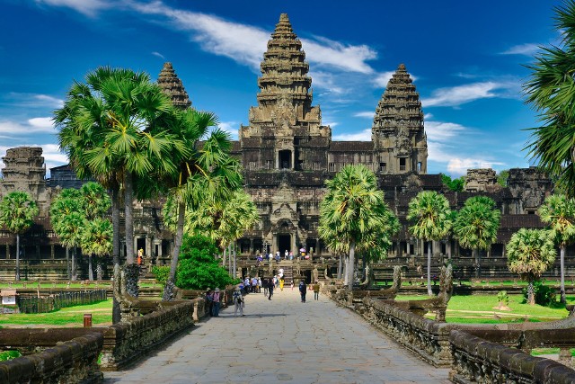 Angkor Wat, główna świątynia Angkoru, dawnej stolicy Kambodży. Pierwotnie wzniesiona ku czci hinduistycznego boga Wisznu, od XII w. do dziś służy buddystom. Kolosalne twarze uśmiechniętego Buddy, pokrywające mury Angkor Wat, to jedna z ikon Kambodży, a charakterystyczna sylwetka świątyni z trzema wieżami widnieje na fladze państwa.
