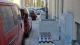 Wyremontowana ulica Cicha w Kielcach zastawiona samochodami. Kierowcy łamią przepisy a dla pieszych nie ma miejsca