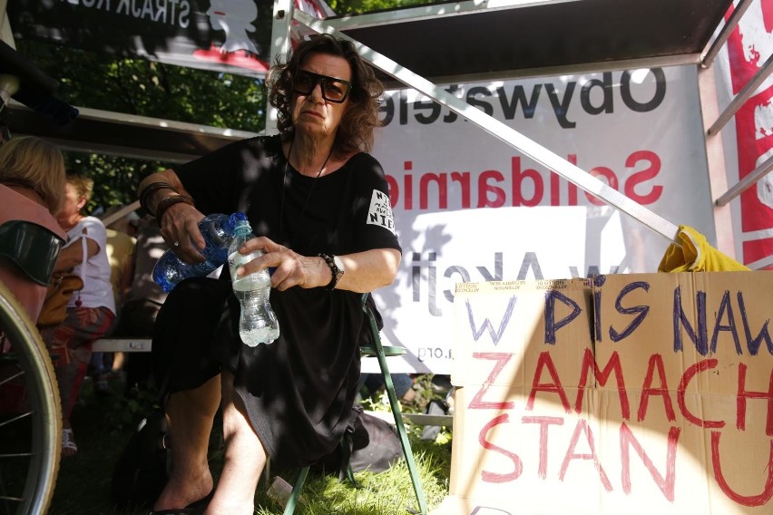 Protest w obronie sądów przed budynkiem Senatu w Warszawie