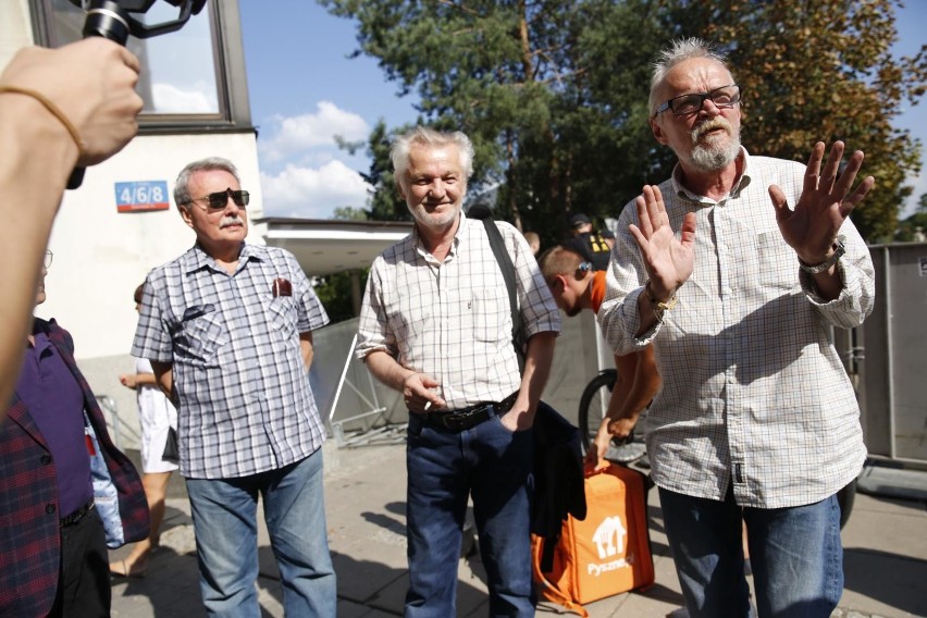 Protest w obronie sądów przed budynkiem Senatu w Warszawie