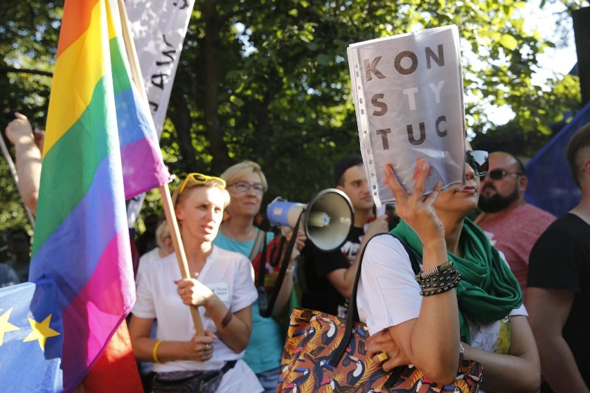 Protest w obronie sądów przed budynkiem Senatu w Warszawie