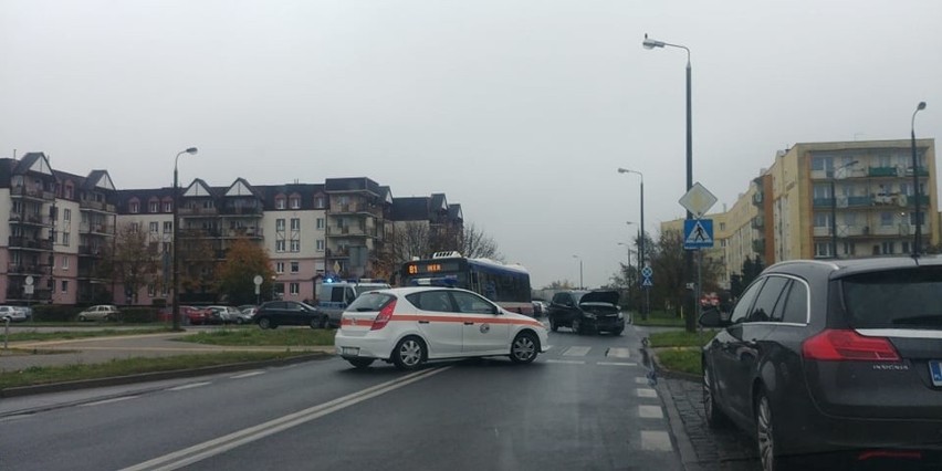 Zderzenie seata z autobusem miejskim w Bydgoszczy. Poszkodowani kobieta z małym dzieckiem 