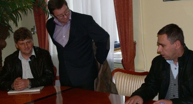 Sławomir Kossakowski - z prawej na spotkanie do prezydenta miasta przyszedł z radcą prawnym Wiesławem Kujdą. Od lewej podwykonawca Henryk Lisowski.