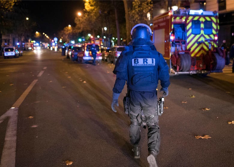 Zamachy w Paryżu: ofiar jest ponad 100, terroryści mieli zakładników [wideo, zdjęcia]