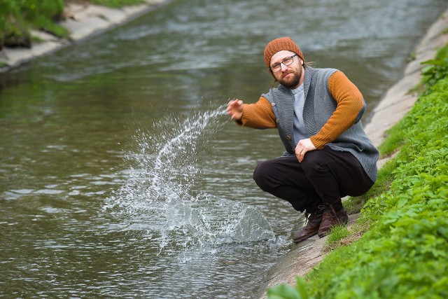 Mateusz Tymura (na zdjęciu) robił wszystko, by zdobyć dla Białegostoku 50 tys. złotych na imprezy kulturalne nad rzeką Białą. Projekt „Biała czysta kulturalna” zajął szóste miejsce w Polsce. Teraz Tymura będzie mógł zejść z rury i zbudować na rzece Białej mobilną scenę. Pierwsza impreza już w połowie czerwca.