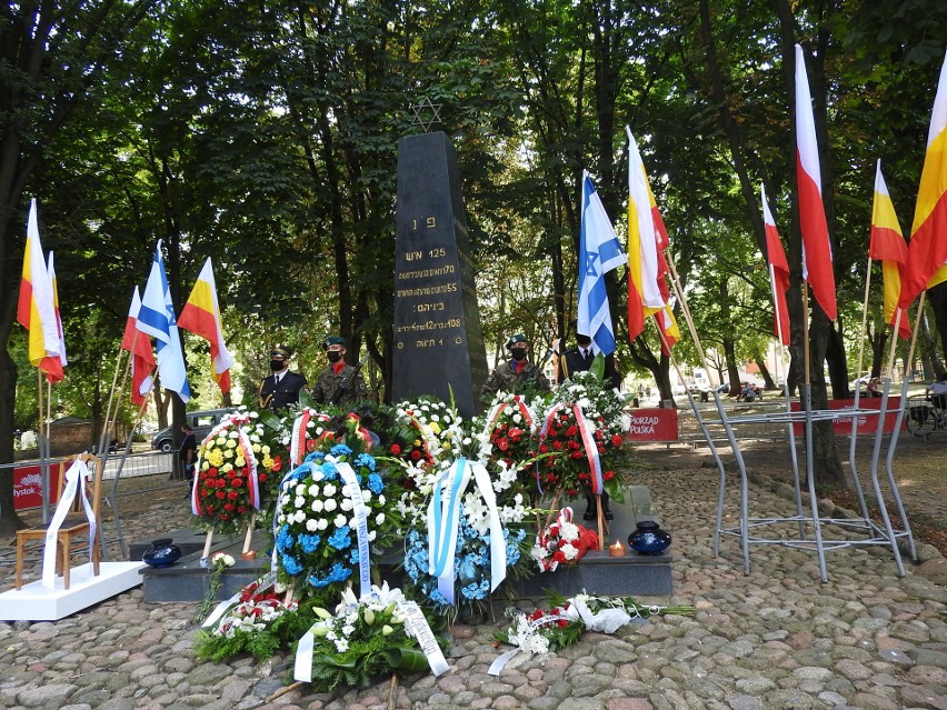 Podczas uroczystości złożono kwiaty pod Pomnikiem Bohaterów...
