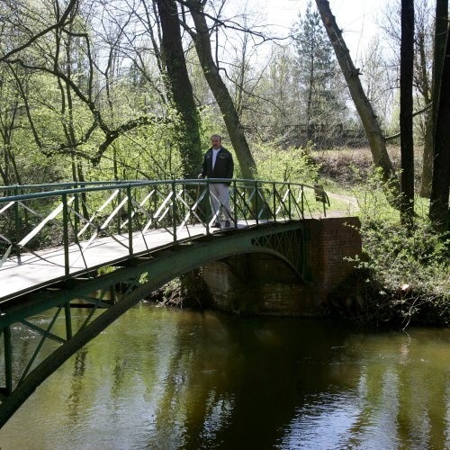 Do historycznego mostku nad Płonią nie przyznaje się miasto Szczecin, pokazując palcem na marszałka, że to on powinien zadbać o jego stan. Spór trwa, a most popada w ruinę.