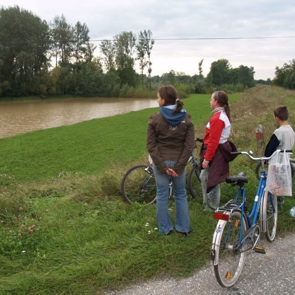 Mieszkańcy gminy Gawłuszowice w powiecie mieleckim przyznają, że trudno im oderwać na dłużej wzrok od rzek: - To jest żywioł. Lepiej nie ufać pozorom i pilnie obserwować, żeby nie dać się zaskoczyć. 