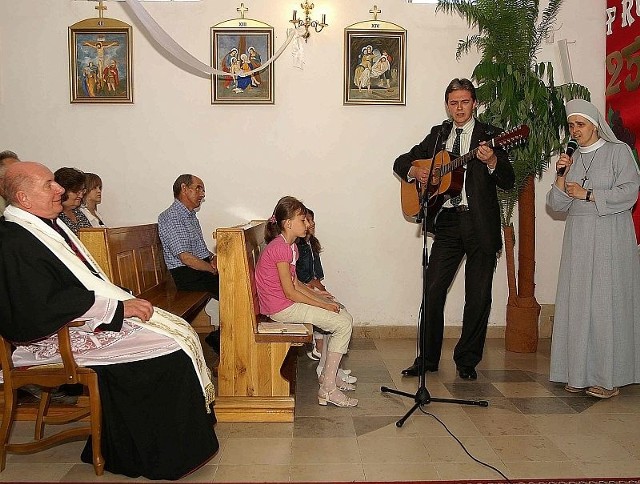 Marszałek województwa Adam Jarubas zagrał na gitarze a siostra zakonna Dawida Kopek zaśpiewała księdzu jubilatowi Piotrowi Zagale pieśń Maryjną. 