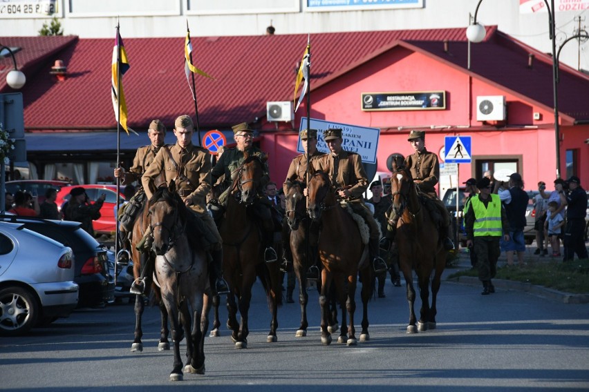 Marsz Szlakiem Pierwszej Kompanii Kadrowej już w Jędrzejowie. Piękny apel i niezwykła historia o... kotletach [WIDEO, ZDJĘCIA]