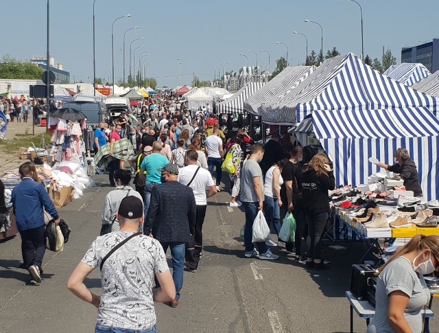 Giełda samochodowa przy ul. Puszkina w Łodzi - można na niej kupić wszystko oprócz... samochodów. Dziś to największy bazar i targowisko w Łodzi. Co można kupić i za ile? ZOBACZ CENY I ZDJĘCIA na kolejnych slajdach