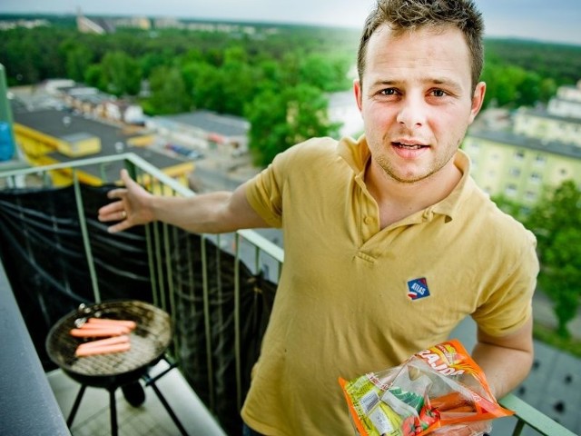 Szymon Jaremko lubi od czasu do czasu pogrillować na balkonie. - Mieszkam na 10. piętrze. To tak wysoko, że dym nie powinien nikogo drażnić - mówi.