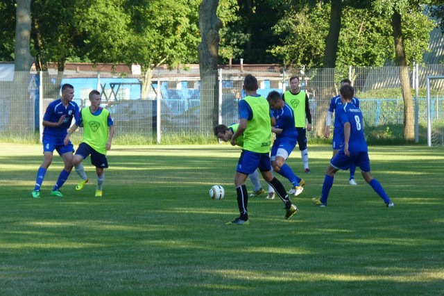 Kotwica Kołobrzeg (niebieskie stroje) pokonała Astrę Ustronie Morskie 6:1.