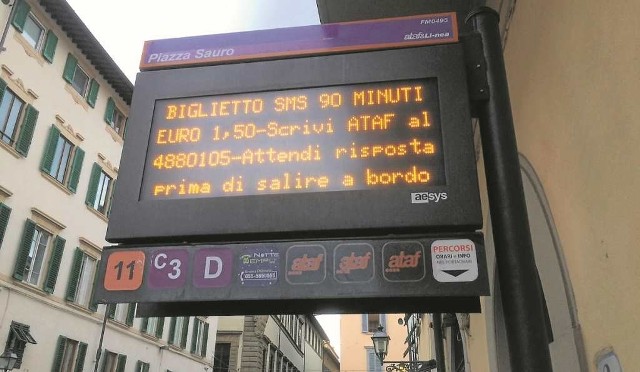 We Florencji informacje o możliwości zakupu biletu przez SMS wyświetlane są na elektronicznych tablicach przy przystankach