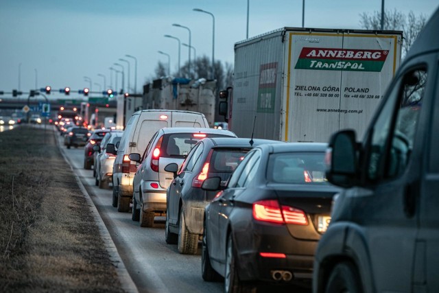 Na skrzyżowaniu ul. Śliwiaka - Trakt Papieski - łącznica węzła S7 Kraków Przewóz zamontowano światła. Kierowcy narzekają, że teraz stoją tam w korkach.