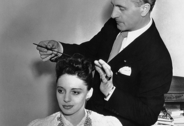Antoine czesze aktorkę Elaine Barrie na planie filmu "Midnight&#8221; z 1939 r.