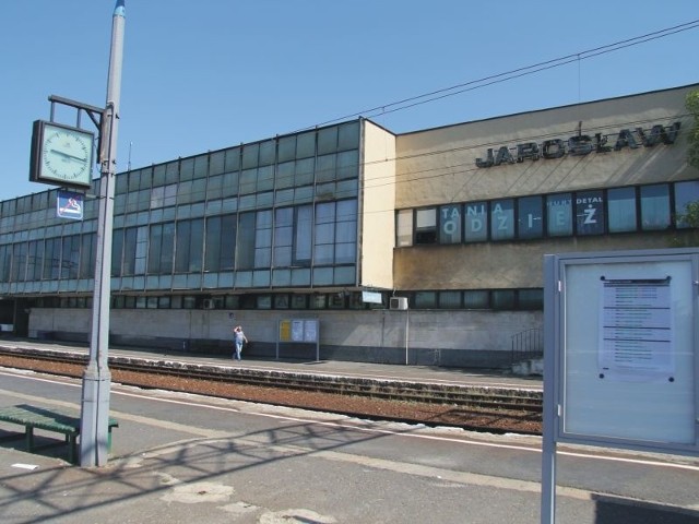 PKP chciało zburzyć dworzec, miasto powiedziało - nieW lutym zostanie rozpisany przetarg na remont i modernizację dworca kolejowego w Jarosławiu. Prace mogą się zacząć już w kwietniu, a skończyć w przyszłym roku.
