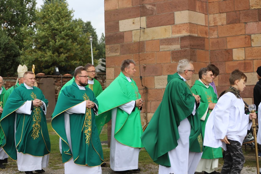 Biskup kielecki Jan Piotrowski przewodniczył uroczystościom z okazji 100-lecia konsekracji kościoła w Ćmińsku  
