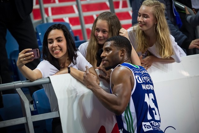 Piękne cheerleaderki, zdjęcia z pucharem Nikołaja Siemaszki, czyli trofeum dla zwycięzcy EuroBasketu 2017, zdjęcia z zawodnikami, konkursy, tajemniczy rycerz na trybunach w barwach Anwilu, Mike Taylor, trener reprezentacji Polski oraz kilku innych szkoleniowców i emocjonująca walką w ćwierćfinale play off. Nic dziwnego, że dla kibiców to wręcz obowiązek przyjść w komplecie na mecze Anwilu. I trudno się dziwić. Bo koszykówka to widowisko!